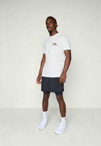 Nike Performance TEE - T-shirt con stampa - summit white