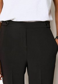 Next Housut - black