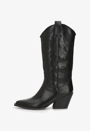 Bota de vaquero de cuero negro con punta afilada, tacón angulado de altura media y patrones decorativos bordados en el eje y el empeine.