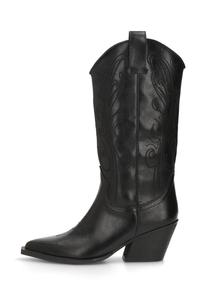 Bota de vaquero de cuero negro con punta afilada, tacón angulado de altura media y patrones decorativos bordados en el eje y el empeine.