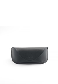 Etui pentru ochelari din piele neagră, cu un finisaj texturat, având un logo „GUESS” embosat pe față și un design cu clapetă curbă.