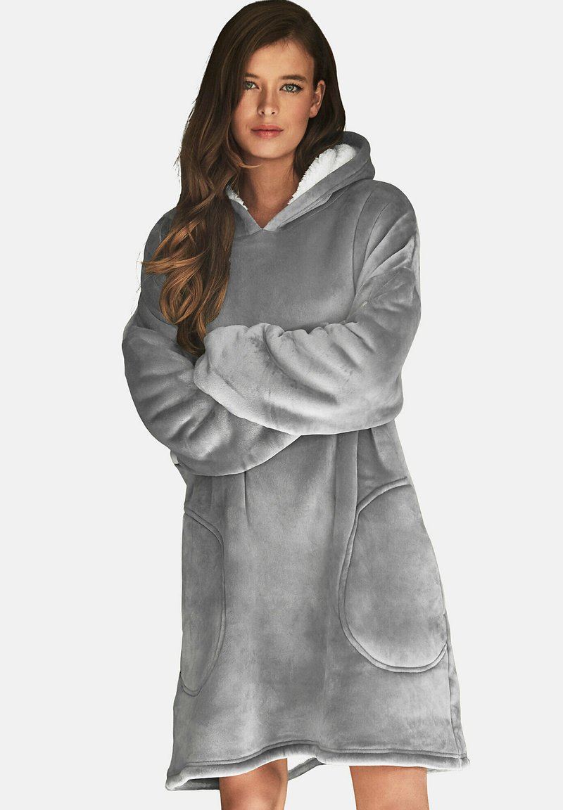 Sweatshirt en peluche gris avec capuche, doté de grandes poches avant, d'un intérieur doux et de larges manches, conçu pour le confort et la chaleur.