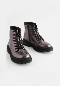 Stivaletti metallici viola con lacci neri, zip laterale e suole nere robuste. Design elegante e texture lucida.