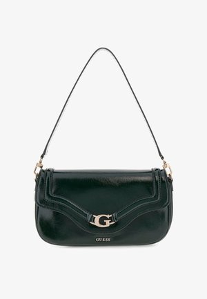 Sac à main en cuir verni vert au design courbé, avec des accessoires en or et une bandoulière en chaîne. Logo G notable à l'avant et piqûres décoratives.