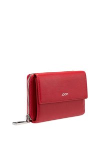 Portafoglio in pelle rossa con superficie testurizzata, chiusura zip-around e accessori in argento. Presenta una patta anteriore con logo impresso. Design compatto.