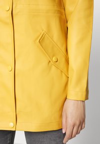 Vero Moda Petite VMMALOU - Parca - amber gold
