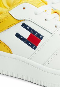 Tommy Jeans RETRO BASKET - Sneaker low - warm yellow