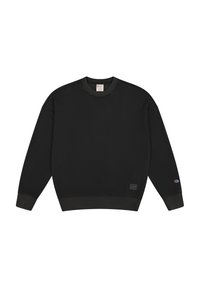 Sudadera negra con cuello redondo, puños y dobladillo acanalados. Presenta un parche con el logo en la parte inferior frontal y un pequeño logo en la manga.