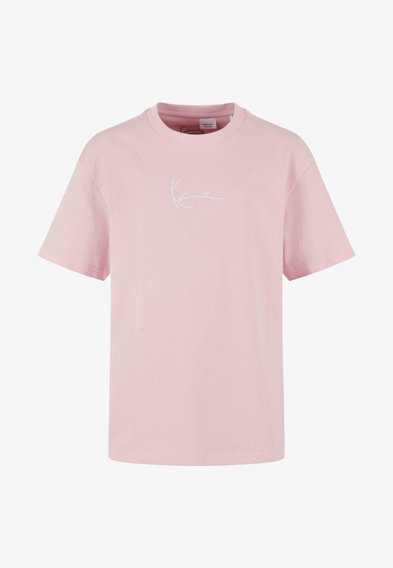 Rózsaszín pamut póló rövid ujjakkal, kerek nyakkivágással, és fehér hímzett aláírás mintával az elején. Sima textúra.