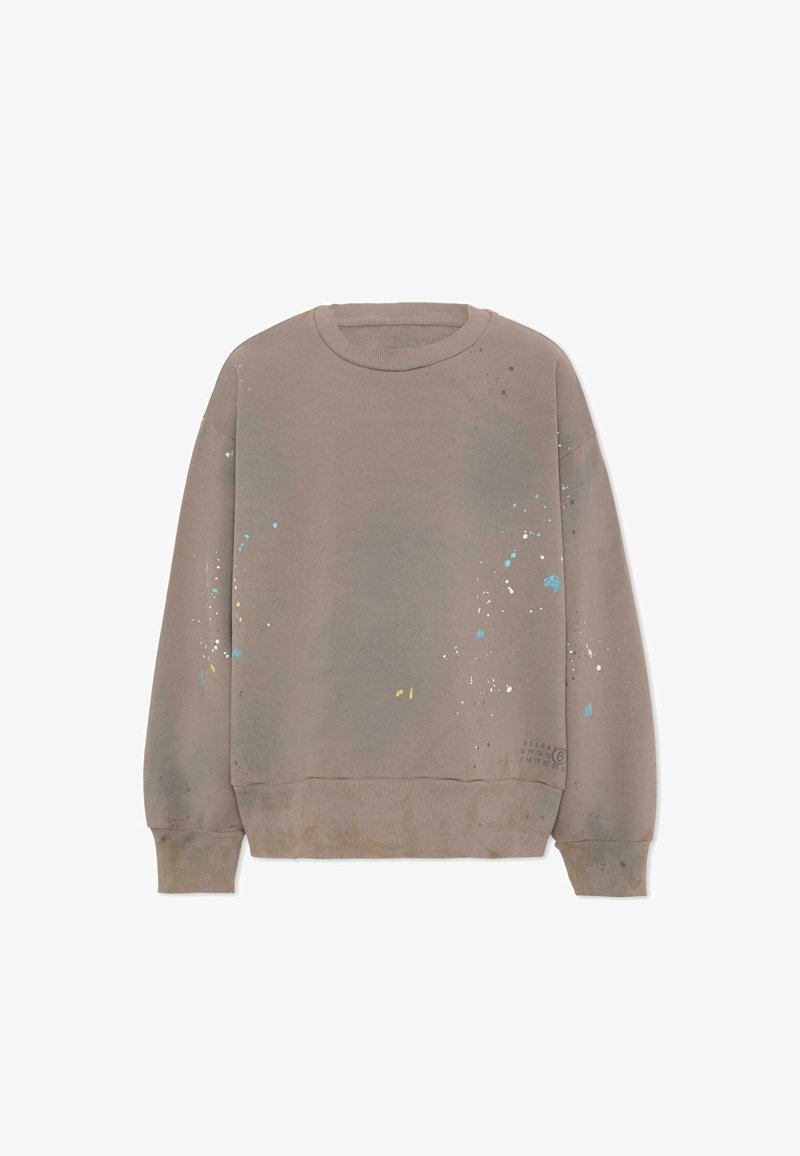 Felpa girocollo color taupe con schizzi di vernice blu, bianca e gialla, con polsini e orlo a costine e numeri in rilievo discreti vicino all'orlo.