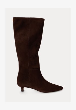 Bota de ante marrón oscuro hasta la rodilla con punta afilada y tacón bajo tipo kitten, mostrada de perfil sobre fondo neutro.