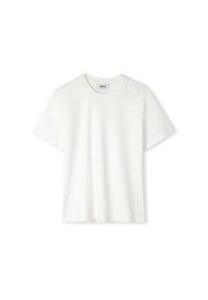 Camiseta blanca lisa de manga corta con cuello redondo y una pequeña etiqueta de la marca en el interior del cuello, presentada sobre un fondo blanco.