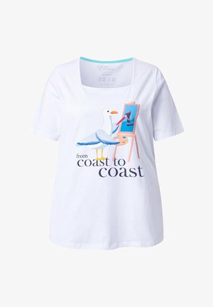 Chemise blanche à manches courtes avec une peinture d'une mouette, un oiseau sur une toile et le texte « d'une côte à l'autre ».
