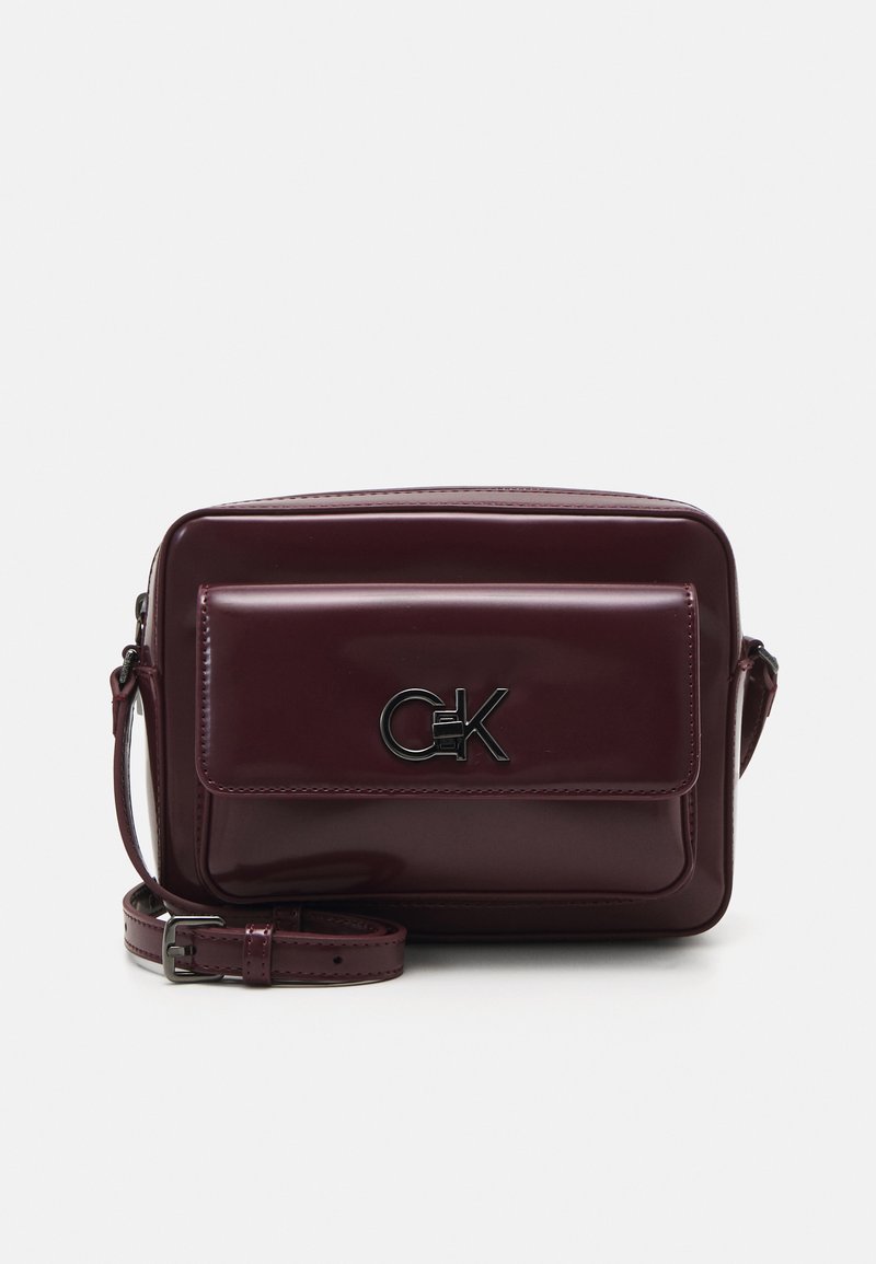 Calvin Klein RE-LOCK CAMERA BAG - Bandolera - oxblood