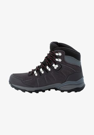 Zwarte wandelboot met een combinatie van suède en mesh materialen, metalen veterogen, rode veters en een robuuste rubberen loopzool.