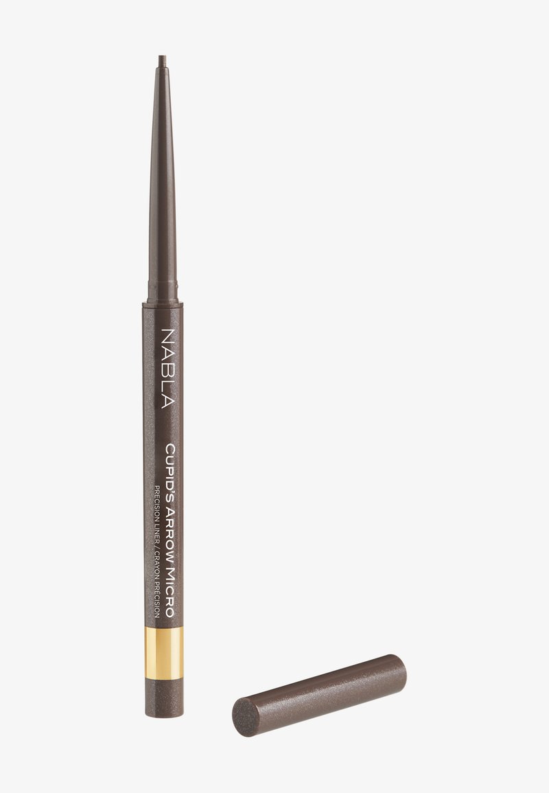 Crayon eye-liner marron rétractable marqué NABLA Cupid's Arrow Micro avec son bouchon assorti placé à proximité sur un fond blanc.