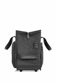 Czarny plecak z główną komorą zapinaną na zamek, regulowanymi paskami, bocznymi kieszeniami i teksturowanym wykończeniem z tkaniny. Posiada akcenty z hardware'u.