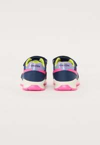 Sneaker per bambini navy e rosa con strappo in Velcro, caratterizzati da un design traspirante e suole in gomma texturizzata. Accentazioni di rivestimento verde brillante.