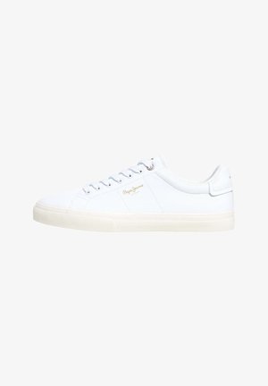 Sneakers bianchi in tela con una texture liscia, punta rotonda, sei asole e una suola in gomma beige. Presentano un logo dorato sul lato.
