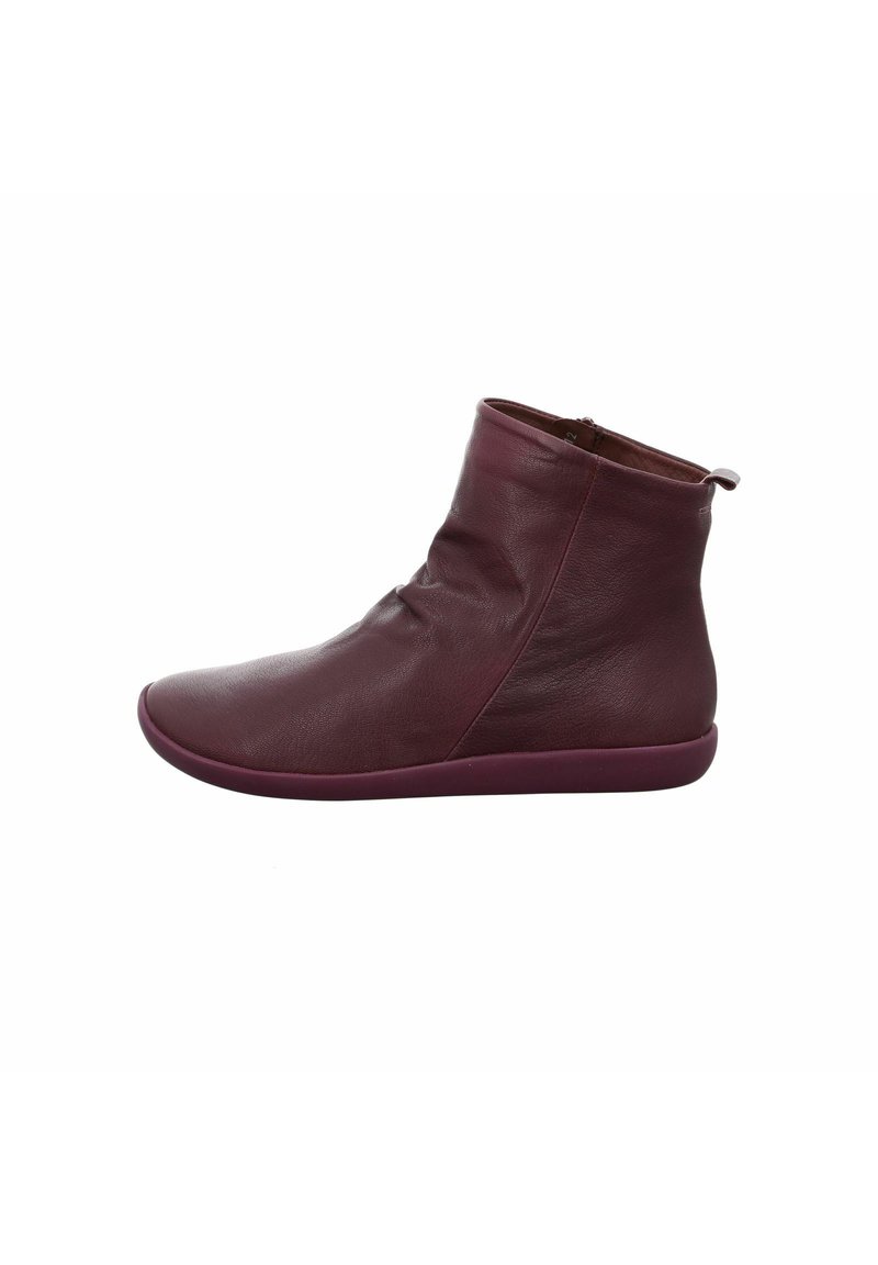 Burgunderfarbene Leder-Stiefeletten mit glatter Oberfläche, runder Zehenpartie, leicht slouchigem Design und lila Gummisohle. Reißverschlussverschluss an der Rückseite.