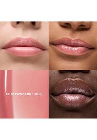 Quattro immagini ravvicinate di labbra che mostrano diverse tonalità della pelle e vari colori di lucidalabbra. Include rosa chiaro e un mauve più scuro con finitura lucida.