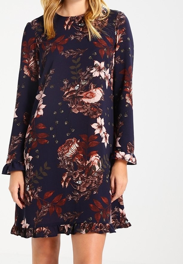 Robe shift à motifs floraux avec un fond bleu marine, des manches longues, un ourlet volanté et de vives motifs floraux bordeaux et rose.
