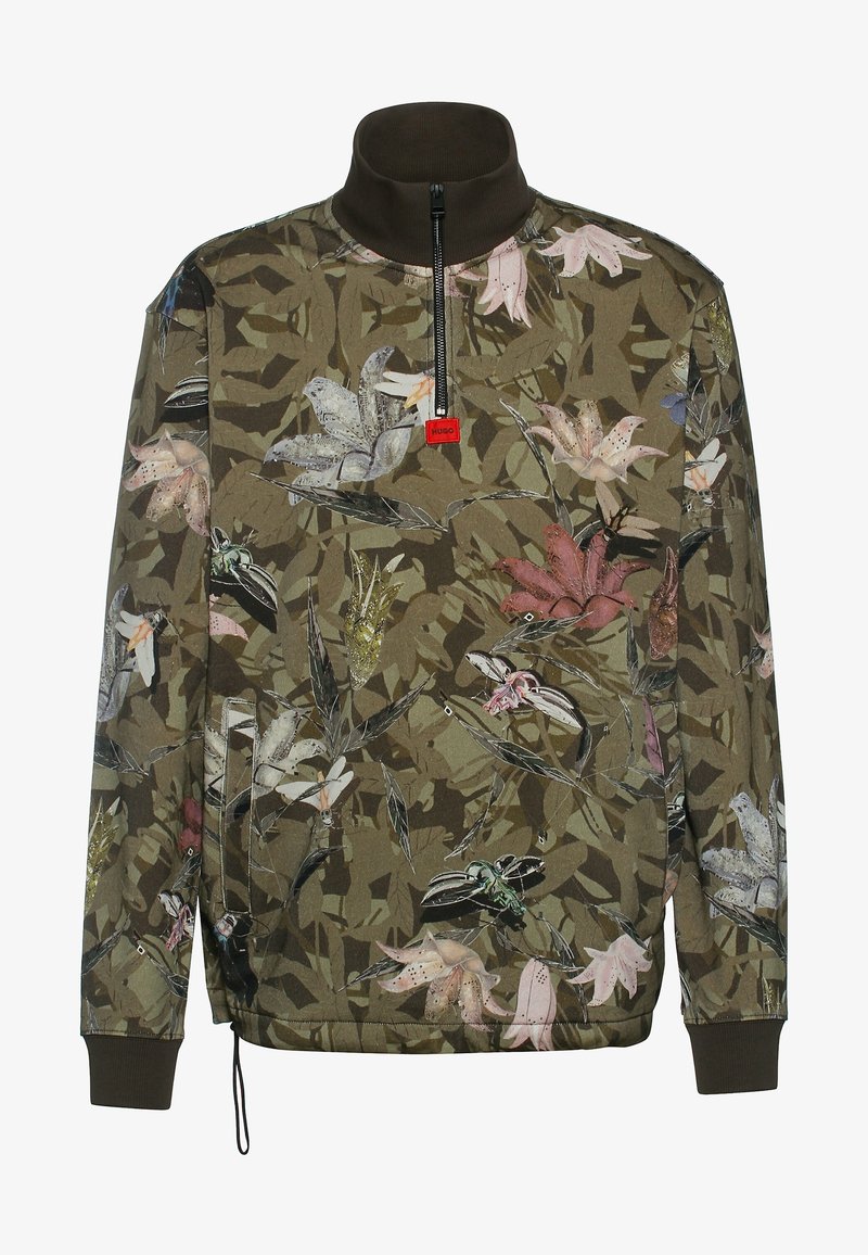 Sudadera de pullover con un alto collar marrón, presenta un patrón floral en rosa, blanco y verde sobre un fondo de camuflaje oliva, con una cremallera en la parte delantera.