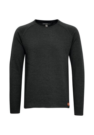 Camisa de manga larga de color gris oscuro, hecha de tela texturizada, con un escote redondo y diseño de mangas raglán. Pequeño logo en el dobladillo.