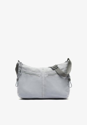 Grau nylon Schultertasche mit glatter Textur, zwei reißverschlussgesicherten Frontfächern, einem verstellbaren Tragegurt und einem Logo in der Mitte.