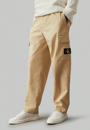 Calvin Klein Jeans REGULAR STRAIGHT  - Pantaloni cargo - pale khaki