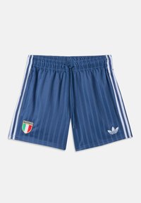 Modre športne kratke hlače z belimi bočnimi črtami, elastičnim pasom, vrvico za zategovanje, značko z zastavo Italije na levi nogi ter logotipom Adidas na desni nogi.