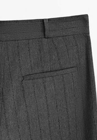 Pantaloni grigi a righe sottili con cintura piatta e tasca posteriore. Il tessuto ha una texture liscia e presenta linee verticali strette.