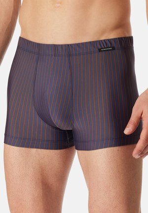 Boxershorts in Marineblau mit orangefarbenen Streifen, gefertigt aus glattem Stoff. Sie verfügen über einen elastischen Bund und eine taillierte Passform für zusätzlichen Komfort.