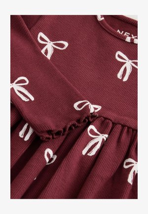 Bordo ribots audums kleita ar baltām lūkām apdrukā, ar garām piedurknēm un savilktu jostas detaļu.