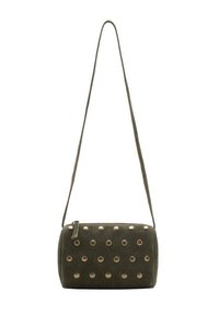 Borsa a tracolla in suede verde oliva con forma rettangolare, decorata con borchie metalliche disposte in un motivo sulla parte anteriore, dotata di una lunga tracolla.