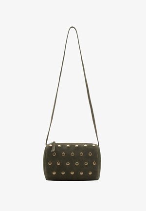 Olijfgroen suède handtas in een rechthoekige vorm, versierd met metalen studs in een patroon over de voorkant, met een lange schouderriem.