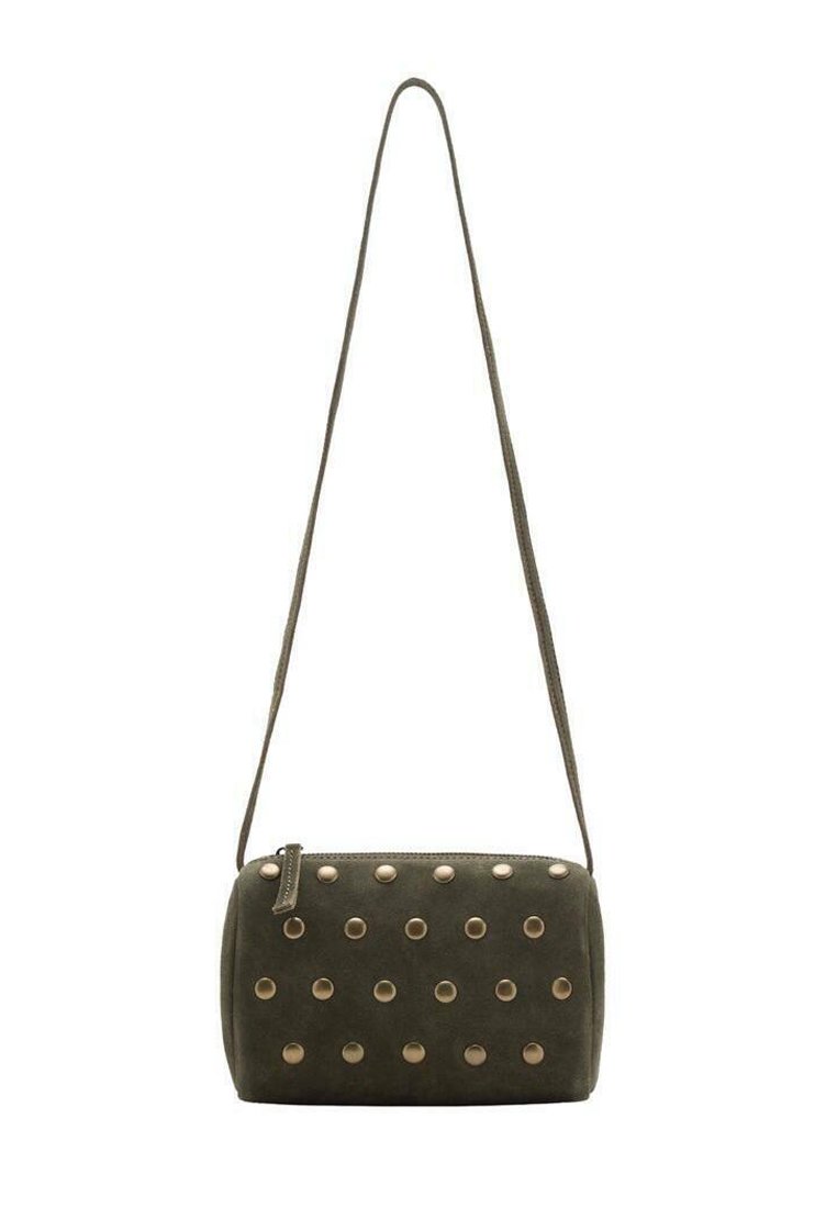 Borsa a tracolla in suede verde oliva con forma rettangolare, decorata con borchie metalliche disposte in un motivo sulla parte anteriore, dotata di una lunga tracolla.