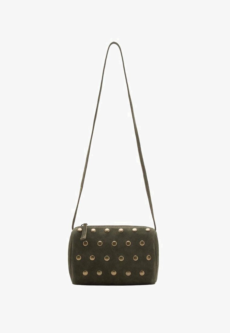 Borsa a tracolla in suede verde oliva con forma rettangolare, decorata con borchie metalliche disposte in un motivo sulla parte anteriore, dotata di una lunga tracolla.