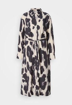 Dlhé košeľové šaty v béžovej farbe s čiernym abstraktným vzorom, s opaskom v páse, dlhými rukávmi a klasickým golierom. Hladká textúra.