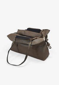Bolso tote de cuero marrón con textura de guijarros y detalles en negro, cierre de cremallera, dos asas para el hombro y una tapa superior con bordes decorativos.