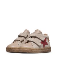 Chaussures en cuir et en daim beige avec un accent en étoile rouge, double sangles Velcro, bout rond et semelle en caoutchouc brun texturé.