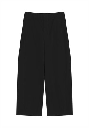 Čierne široké krátke nohavice s prednými vreckami a pútkami na opasok, zobrazené na bielom pozadí.