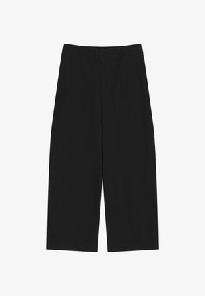 Čierne široké krátke nohavice s prednými vreckami a pútkami na opasok, zobrazené na bielom pozadí.