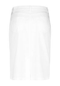 Vit denimkjol med rak skärning, två bakfickor och en slät yta. Längd till mitten av låret utan synlig hårdvara eller dekorationer.