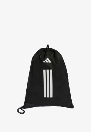 Czarny worek ze sznurkiem wykonany z tkaniny, z trzema pionowymi białymi paskami i małym logo u góry. Wyposażony w sznurkowy uchwyt do zamykania.