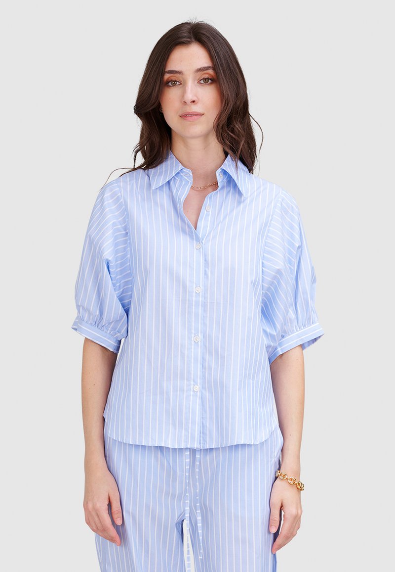 Hellblaues Button-up Hemd mit weißen vertikalen Streifen, kurzen, hochgerollten Ärmeln und einem klassischen Kragen. Glatte Stofftextur, lässige Passform.