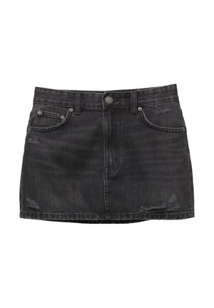 Sort denimnederdel med en tætsiddende pasform, der har slidte detaljer, fem lommer og lukning med knap foran.