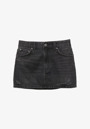 Sort denimnederdel med en tætsiddende pasform, der har slidte detaljer, fem lommer og lukning med knap foran.