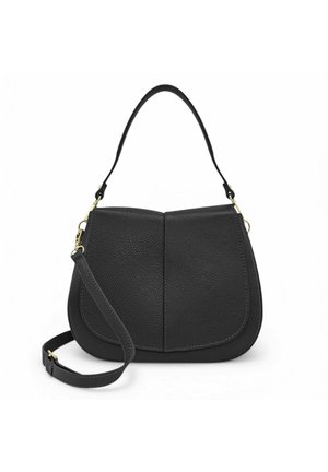 Sac à épaule en cuir noir texturé avec rabat incurvé, bandoulière ajustable et ferrures dorées sur fond blanc.