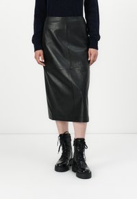 DRYKORN GENTIANA - Ozko oprijeto krilo - black